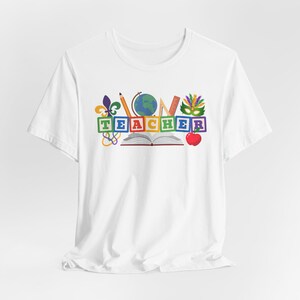Camiseta de profesora del Mardi Gras de Luisiana, camiseta colorida para profesora, camiseta con accesorios para profesora, camiseta unisex imagen 2