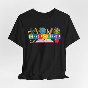 Camiseta de profesora del Mardi Gras de Luisiana, camiseta colorida para profesora, camiseta con accesorios para profesora, camiseta unisex imagen 3