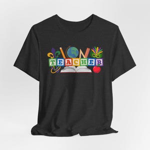 Camiseta de profesora del Mardi Gras de Luisiana, camiseta colorida para profesora, camiseta con accesorios para profesora, camiseta unisex imagen 5