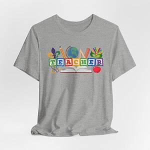 Camiseta de profesora del Mardi Gras de Luisiana, camiseta colorida para profesora, camiseta con accesorios para profesora, camiseta unisex imagen 4