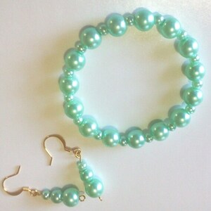 Mint Green Bracelet Earrings Set, Green Glass Pearl Jewelry, Stretch Bead Bracelet, Pearl Dangle Earrings, Office Jewelry, Gift for Her