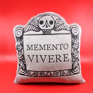 Memento Vivere - Cojín decorativo bordado con lápida grande