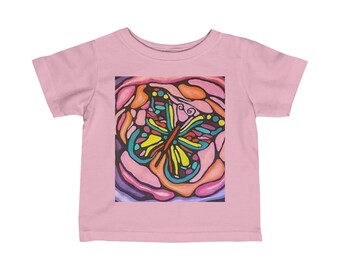 Joli papillon rose, t-shirt à manches courtes pour bébé en jersey fin, disponible dans les tailles 6 à 24 mois et dans une variété de dix couleurs.