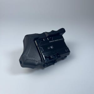 Puede incluir: Un lanzador Beyblade X Winder negro con un agarre texturizado. El lanzador tiene el texto "BEYBLADE X WINDER LAUNCHER" impreso. El lanzador est&aacute; dise&ntilde;ado para lanzar peonzas Beyblade.