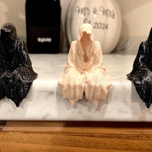 Fantasma sentado en el estante