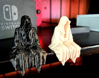 Shelf sitting ghost