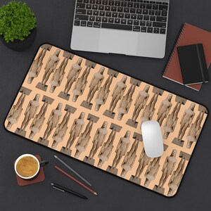Könnte beinhalten: Eine beige Schreibtischunterlage mit einem sich wiederholenden Muster aus braunen Statuen von Menschen. Die Statuen sind alle nach vorne gerichtet und haben die Arme an den Seiten.