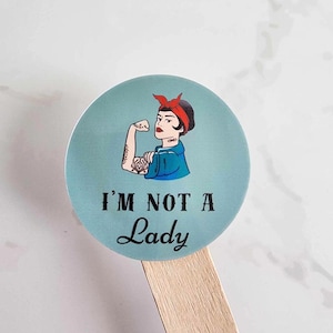 Non sono una signora – Adesivo femminista retrò / Adesivo per i diritti delle donne / Arte di donna forte in stile vintage / Dichiarazione femminista audace / Vinile