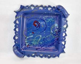 Bandeja de cerámica abstracta morada / Bandeja de servir de gres hecha a mano de 28 cm con asas / Tabla de embutidos llamativa, regalo de inauguración de casa