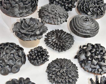 Flor de pared de cerámica hecha a mano: Decoración floral negra para jardín