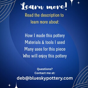 Puede incluir: Un gr&aacute;fico azul marino con texto blanco que dice "&iexcl;M&aacute;s informaci&oacute;n!" y "Lee la descripci&oacute;n para saber m&aacute;s sobre:" seguido de detalles sobre la cer&aacute;mica. La imagen tambi&eacute;n incluye la direcci&oacute;n de correo electr&oacute;nico deb@blueskypottery.com.
