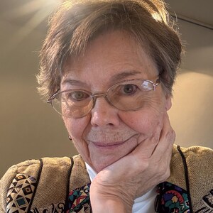 Photo of the artist.