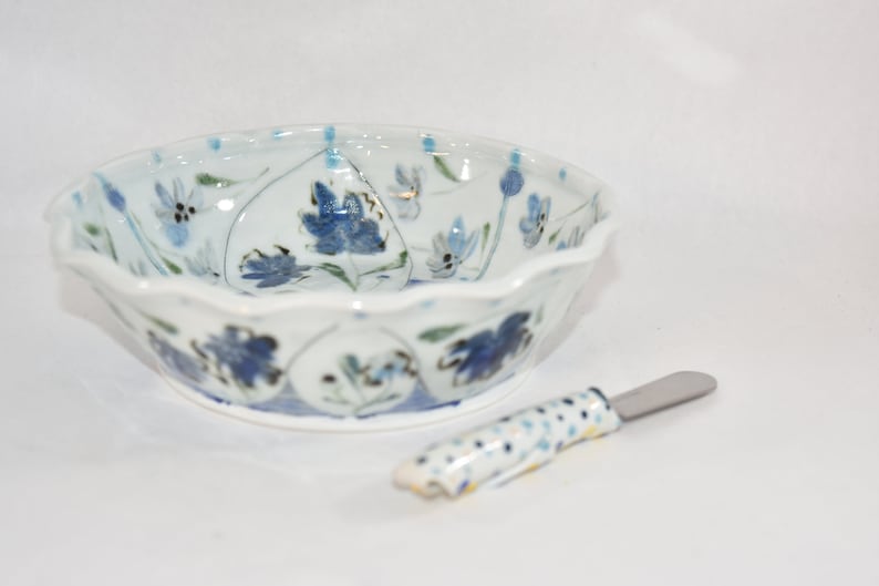 Pottery Pie Pan with Blue Flowers, Quiche Baking Pan, 9th Anniversary Gift Baking Dish Dish + Small Knife