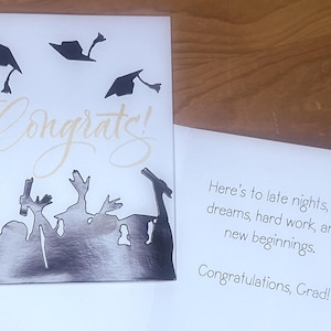 Afstudeerkaart, glanzend zwart silhouet menigte, elegant gouden schrift Gefeliciteerd!