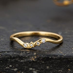 Anillo de boda de moissanita de corte redondo con forma de estrella en oro de 14 quilates, delicado anillo minimalista curvo, anillo celestial de oro macizo, regalo para ella.