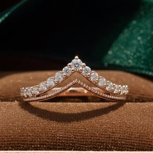 ダブルVエタニティデインティバンド、ラウンドラボグロウンダイヤモンドウェディングバンド、14Kローズゴールドミルグレインセットシェブロンスタッキングリング、ハンドメイドジュエリー