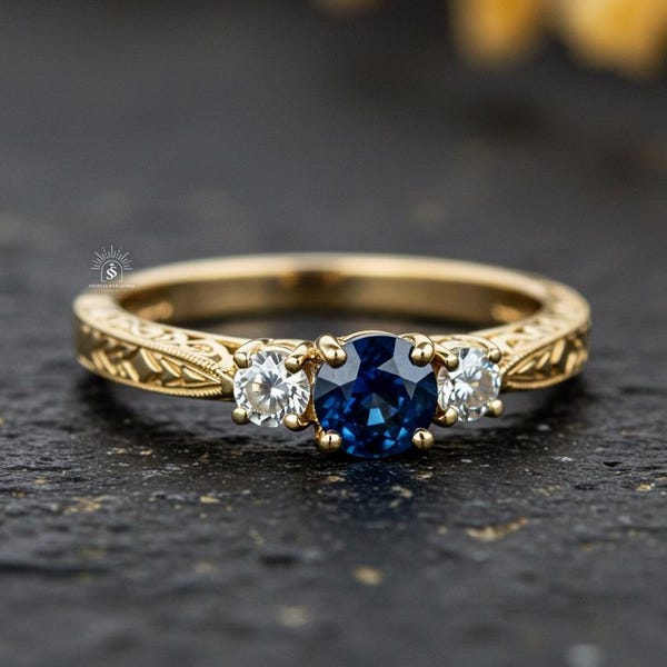 1920s Vintage Blue Sapphire Three Stone Ring, 14K Gold Engraved Gold Engagement Ring, Blue Round Gemstone Ring, Heirloom Ring Gift for Her