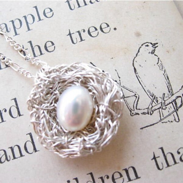 Un nid d'oiseau...a bird's nest...bright silver, 1 pearl egg