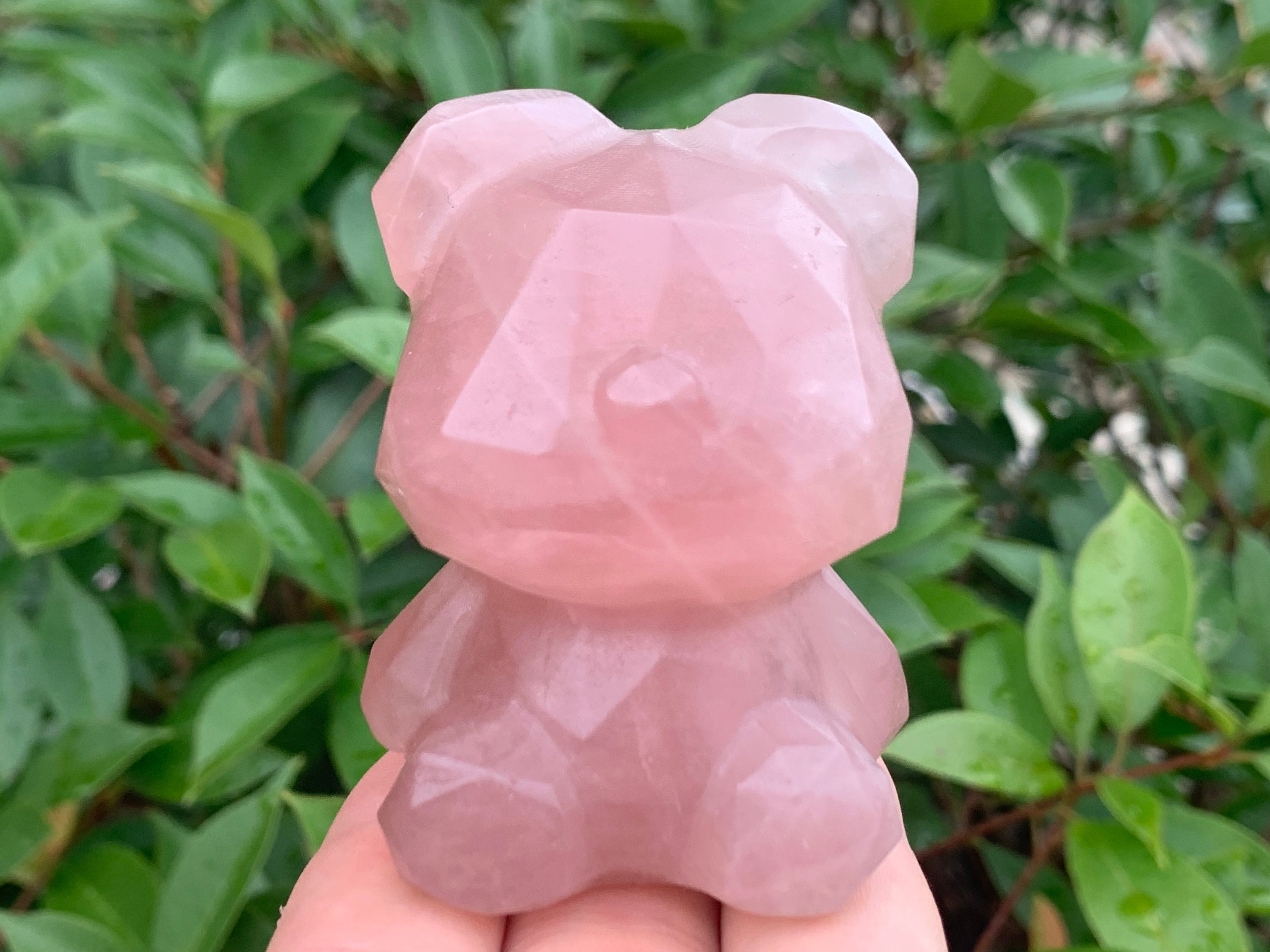 ローズクオーツのクマの置物№1 手彫りのローズクォーツ製クマの置物：ホームデコレーションギフト（高