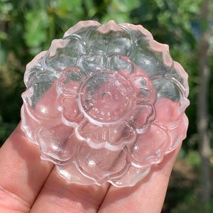 Cráneo de rosa de cristal de cuarzo tallado: decoración natural para el hogar (más de 5,6 cm)