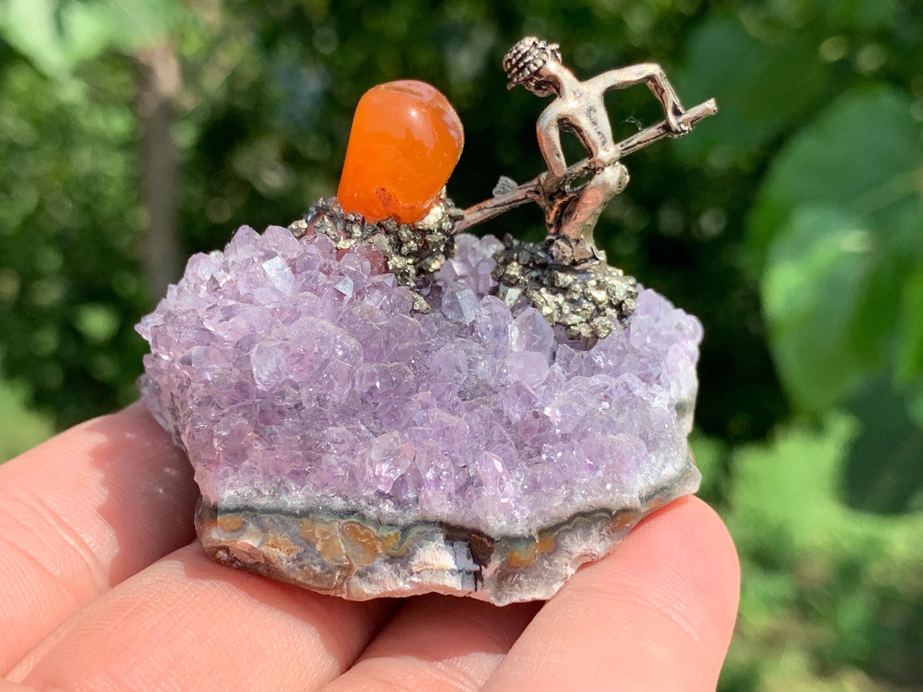 アメジストクラスタークォーツクリスタル：手彫りの鉱夫の頭蓋骨