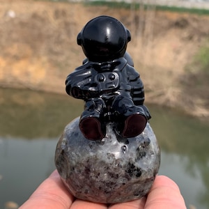 3.3''+ Natural Obsidian+Yooperlite quartz,quartz crystal,hand carved,Crystal Astronaut,Astronaut skull,Home Decoration Crystal Gifts 1pc