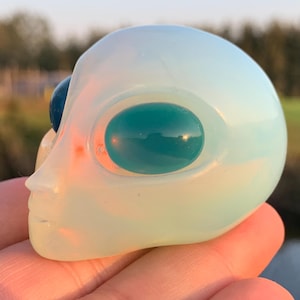 2.3&#39;&#39;+ Opalite quartz,quartz crystal,hand carved,Crystal Alien,Alien skull,Home Decoration Crystal Gifts 1pc