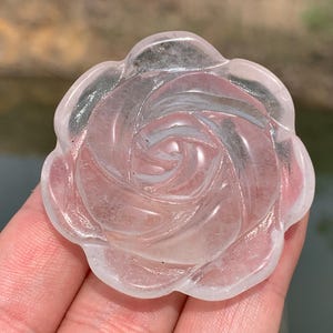 Quartz Crystal Rose: Handgeschnitzter Heilstein (4,6 cm)