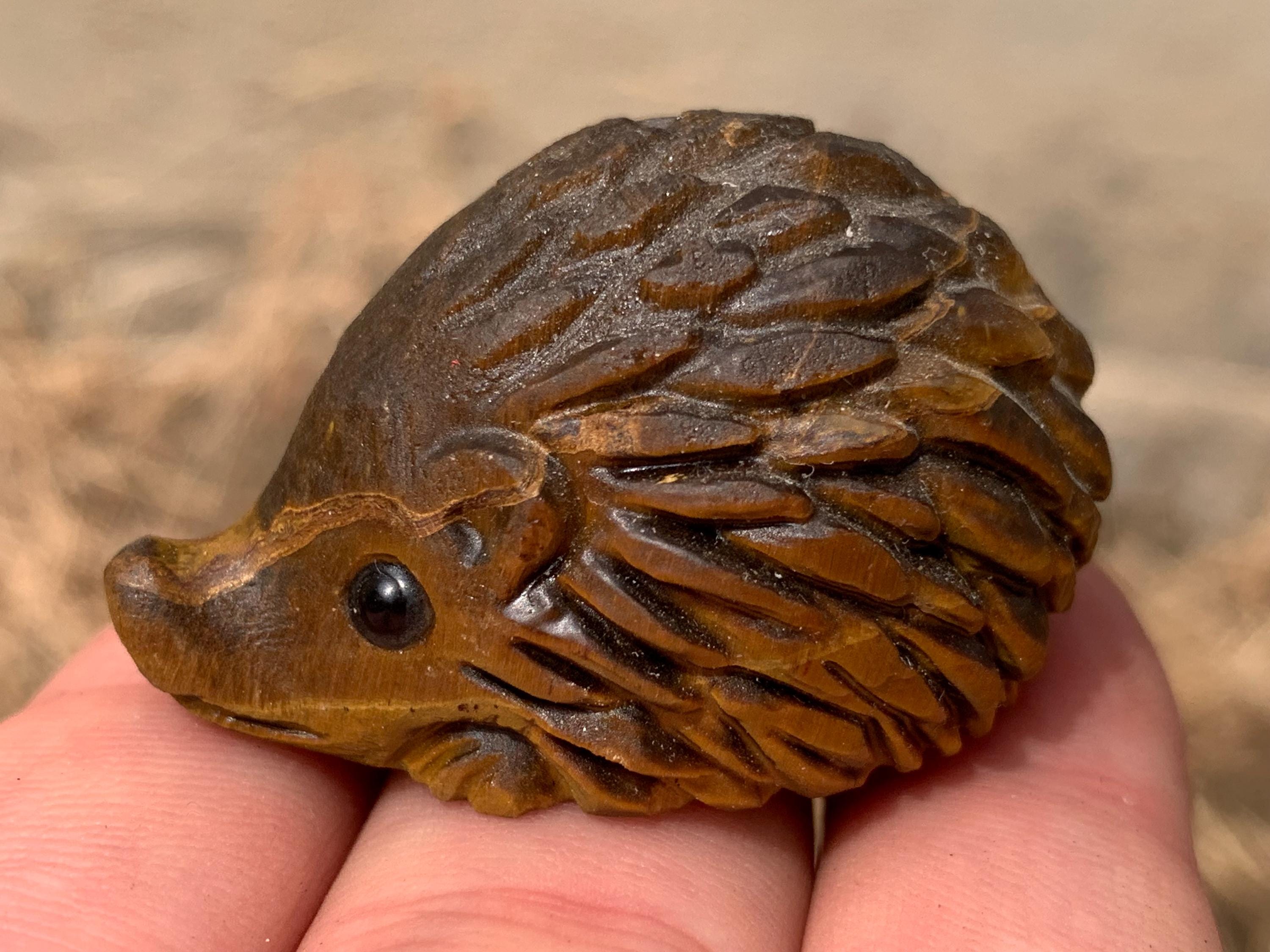 手彫りのタイガーアイハリネズミ：天然クリスタル彫刻 - Etsy 日本