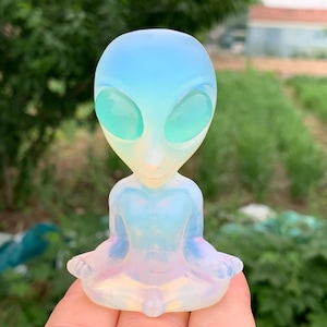 3.1&#39;&#39;+ Opalite quartz,quartz crystal,hand carved,Crystal Alien,Alien skull,Home Decoration Crystal Gifts 1pc