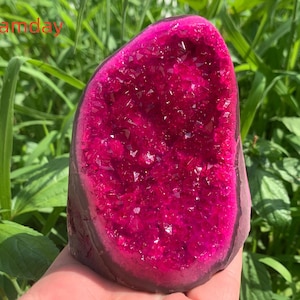 Roze kwartscluster met geode: mineraal mineraalmonster, woondecoratie