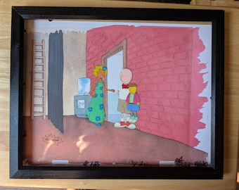 Può includere: Arte dei cartoni animati incorniciato con tre personaggi dei cartoni animati in una stanza con un muro di mattoni rossi e una porta. Un personaggio indossa un vestito verde con fiori blu. Sono visibili anche un refrigeratore d'acqua e una scala.