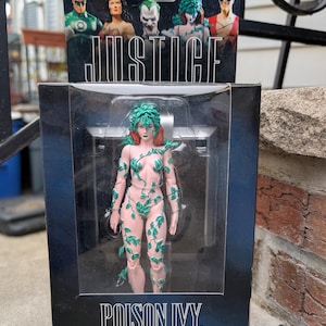 Figurka DC Multiverse Justice League Poison Ivy w oryginalnym pudełku, nigdy nieotwierana. Zaprojektowana przez Alexa Rossa