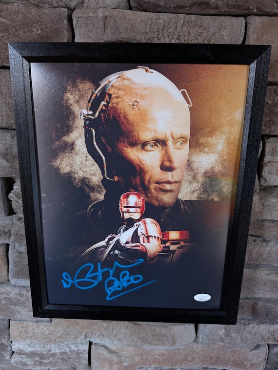 ピーター・ウェラー　ロボコップ　直筆サイン ピーター・ウェラーのサイン入りロボコップ11 x 14インチ額入り写真