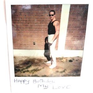 Fotografías Polaroid originales de la década de 1990 de prisioneros enviados a sus hogares para sus esposas, novias y amigos por correspondencia. Fotos únicas de cartas de amor en prisión