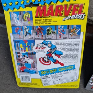 Puede incluir: Embalaje de figuras de acci&oacute;n de Marvel Super Heroes. El embalaje amarillo y azul presenta ilustraciones de varios personajes de Marvel, incluidos el Capit&aacute;n Am&eacute;rica, Spider-Man y Hulk. El embalaje incluye el texto "&iexcl;Colecci&oacute;nalos todos!" y "50% de descuento en suscripciones a Marvel Comics."