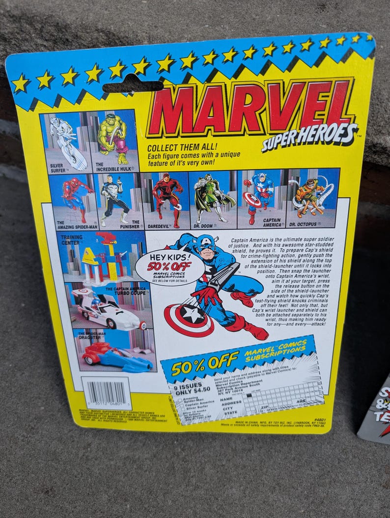 Puede incluir: Embalaje de figuras de acci&oacute;n de Marvel Super Heroes. El embalaje amarillo y azul presenta ilustraciones de varios personajes de Marvel, incluidos el Capit&aacute;n Am&eacute;rica, Spider-Man y Hulk. El embalaje incluye el texto "&iexcl;Colecci&oacute;nalos todos!" y "50% de descuento en suscripciones a Marvel Comics."