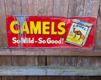 Reklama papierosów Camel z lat 80. z dawnego nowojorskiego sklepu Bodega. Blaszany szyld reklamowy Camel So Mild So Cool