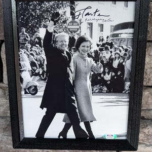 ジミー・カーター大統領とロザリン・カーター大統領夫人のサイン入り 8 x 10 インチ額入り写真、PSA 発行の真正証明書付き