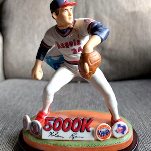 1980s Sportimpressionen limitierte Porzellanstatue auf einem Holzständer Nolan Ray 5000 K Tribute California Angels in Originalverpackung