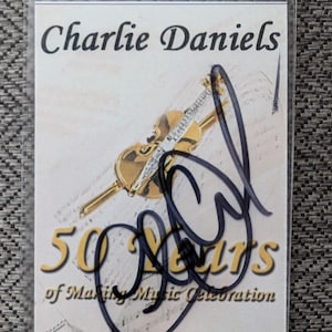 Charlie Daniels dédicacé The Charlie Daniels Band The Devil Went Down To Georgia Pass concert plastifié Mt Juliet Tennessee avec certificat d&#39;authenticité