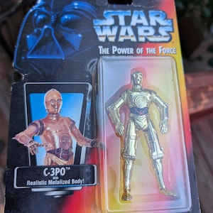 Figura de acción vintage de C-3PO de Star Wars: El Poder de la Fuerza con cuerpo metalizado realista. En su caja original. Kenner Toys.