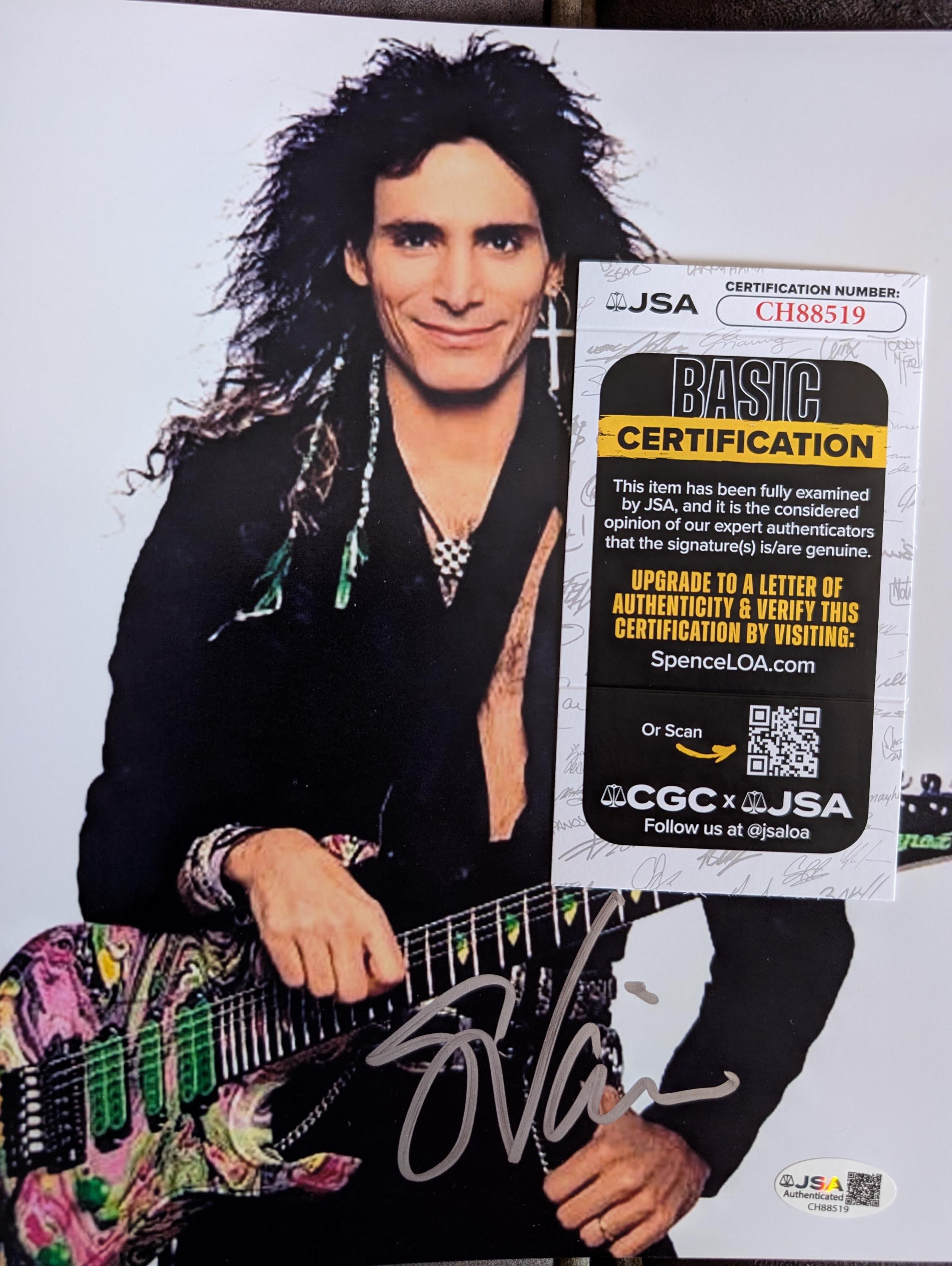 ギター界のレジェンド、スティーヴ・ヴァイのサイン入り8 x 10インチ額