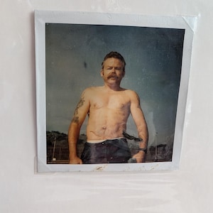 Fotografías Polaroid originales de la década de 1990 de prisioneros enviados a sus hogares para sus esposas, novias y amigos por correspondencia. Fotos únicas de cartas de amor en prisión