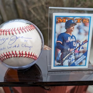 Gesigneerde HoJo Howard Johnson N.Y. Mets 1986 Wereldkampioen honkbal en honkbalkaart in display met certificaat van echtheid