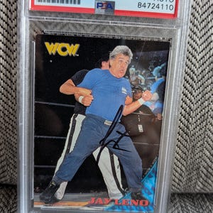 Carta autografata di Jay Leno Rookie Topps WCW del 1998. Certificata autentica e incapsulata da PSA.