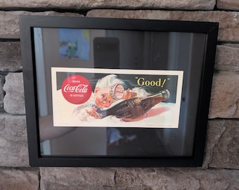 Vintage Coca-Cola 1953 Werbetintenlöschung mit einer Nymphe und dem Slogan Trink Coca-Cola in Flaschen. Gerahmte 8x10 Zoll
