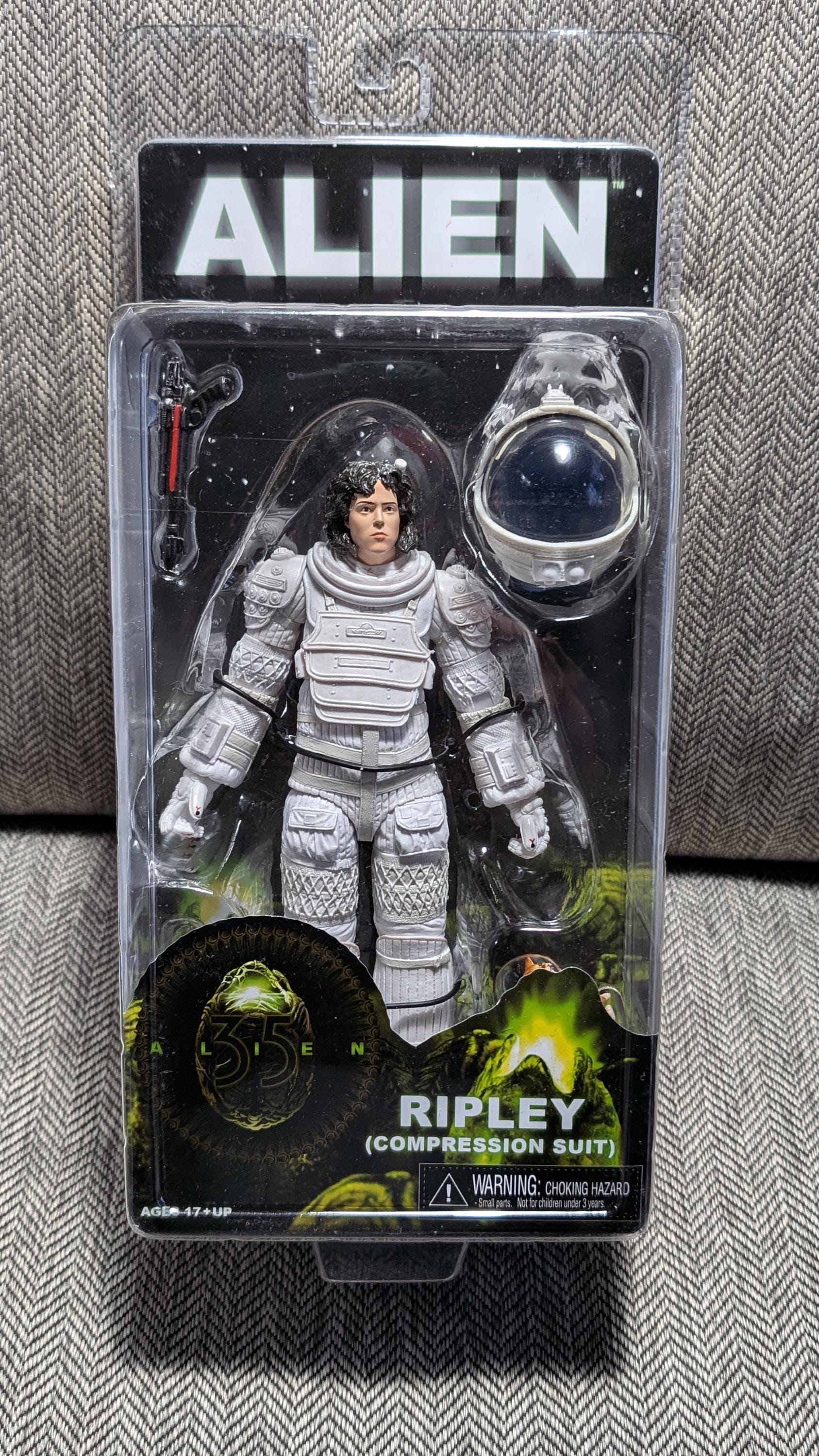 NECA Aliens Ripley in a Compression Suit 40th Anniversary 7