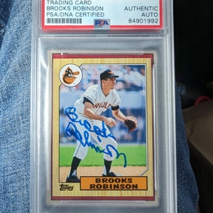 Carta da baseball Topps Baltimore Orioles di Brooks Robinson, autografata d'epoca, autenticata e marchiata da PSA.