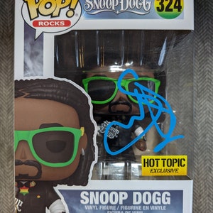 Funko Pop # 324 Hot Topic Exclusive autografado do Snoop Dogg com certificado de autenticidade da Beckett.